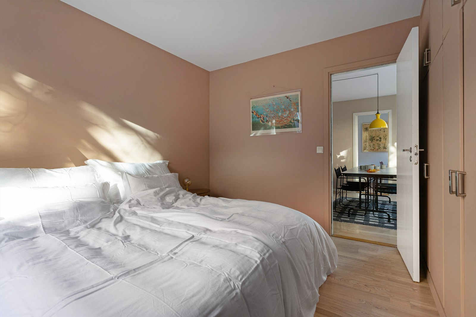 På hovedsoverommet er det god plass til dobbeltseng, nattbord og garderobeskap.